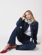 Campera de jean azul oscuro, marca Dash, con cuello solapa, botones metálicos y bolsillos aplicados en la parte delantera.