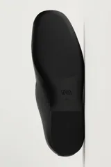 Mocasín casual de piel color negro, con acabado abatanado, corte liso con detalle de bordón y suela ultrafina.