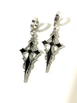 Par de aros colgantes de acero quirúrgico hipoalergénico con dijes de aleación esmaltada en forma de cruz gótica con detalles ornamentales y una piedra negra redonda en el centro.