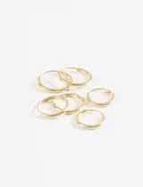 Set de aros pequeños dorados, tipo argollas, de diferentes tamaños.
