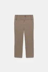 Pantalón capri de tiro medio con raya diplomática en tonos beige y marrón. Presenta trabillas, bolsillos laterales y cierre frontal con cremallera y botón metálico.