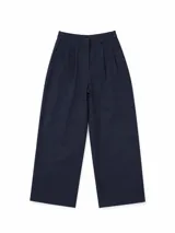 Pantalon de vestir azul oscuro, de corte recto y tiro alto, con pinzas frontales y cierre de cremallera con botón.