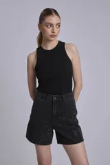 Bermuda de jean negro con tachas plateadas.