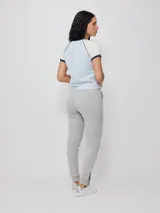 Pantalón deportivo tipo jogging color gris melange, confeccionado en 60% algodón y 40% poliéster, con cintura elástica ajustable con cordón y puños ajustados con cierre.