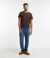 Remera muscle de hombre, color marrón claro, confeccionada en media malla, de cuello redondo y manga corta.