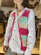 Chaleco tejido a mano de hilo de algodón, con diseño de franjas horizontales en colores fucsia, celeste, negro y detalles en amarillo flúor, escote en V y cierre frontal con botones.