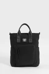 Mochila porta laptop negra de nylon, estilo urbano, con asas superiores para llevar en la mano, bolsillos frontales con cierre y etiqueta con logo impreso.