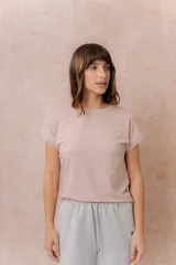 Remera básica color celeste, de corte relajado, cuello redondo y mangas cortas con hombro caído y dobladillo.