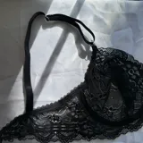 Conjunto de lencería de encaje con aro, compuesto por un soutiene de diseño delicado y una bombacha cavada con tiras elásticas regulables en los laterales.