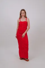 Vestido largo azul con estampado geométrico, tirantes finos y detalles de ribetes oscuros que marcan las costuras.