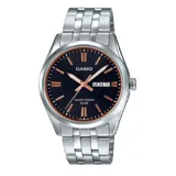 Reloj Casio plateado con esfera negra, agujas y marcadores de hora color cobre, y calendario de día y fecha.