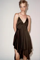 Vestido midi de viscosa color marrón, con escote en pico, tirantes finos y bajo asimétrico con volantes.