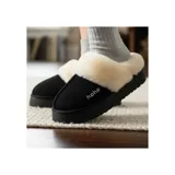 Pantuflas altas para mujer con plataforma, confeccionadas en gamuza sintética de color rosado y forradas internamente con corderito sintético beige. Presentan un diseño cerrado sin talón y el texto 'breze' bordado en el lateral.