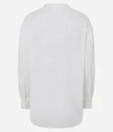Camisa oversize color blanco de Marfinno, confeccionada en una mezcla de viscosa y lino. Presenta cuello mao, escote en V con cierre frontal de botones, mangas largas y dobladillo trasero más largo.