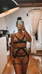 Portaligas blanco de microtul y encaje, con ligas ajustables.