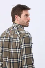 Sobrecamisa de viyela a cuadros en tonos azul, beige y marrón, con dos bolsillos de parche con solapa abotonada en el pecho.