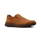 Zapato casual tipo slip-on de cuero color tostado, con diseño de costuras reforzadas y suela de goma marrón oscura.