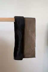 Cuello de cuero marrón con interior de corderito color beige.