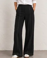 Pantalón de denim azul oscuro con cintura elástica y cordón ajustable, bolsillos frontales aplicados y corte recto.