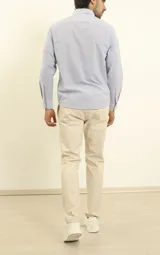 Pantalón de vestir color gris oscuro, de corte recto y tiro medio.