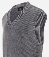 Chaleco masculino de punto color gris con efecto desteñido, corte boxy, cuello en V y barras contrastantes en el cuello y el dobladillo.