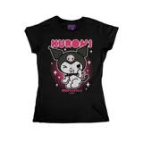 Remera negra de corte entallado con estampa frontal del personaje Kuromi de Sanrio, acompañada de texto en japonés y detalles en color rosa.