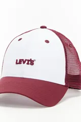 Gorra tipo trucker marca Levis, con panel frontal blanco, visera y paneles traseros de malla en color bordó. Presenta el logo de la marca bordado en el frente.
