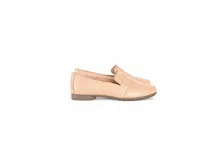 Mocasines de cuero color nude, con diseño clásico de calce fácil, costuras pespunteadas en la puntera y suela plana con leve tacón.