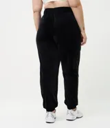 Pantalón jogger de plush color negro, con cintura elástica, bolsillos laterales y puños ajustados en los tobillos.
