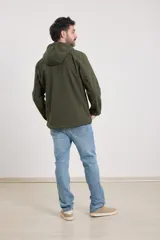 Campera de hombre color azul marino, con capucha y cierre frontal. Confeccionada en material tipo neopreno, presenta puños con orificio para el pulgar.