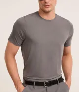 Remera de modal color gris, de corte comfort con cuello redondo y manga corta.