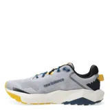 Championes de trail running New Balance Nitrel, color gris con detalles en azul y amarillo. Presentan capellada de malla transpirable con refuerzos sintéticos, entresuela de espuma EVA y suela de goma AT Tread para tracción en terrenos variados.