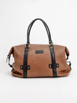 Bolso de viaje grande de cuero marrón con detalles en cuero negro, doble asa de mano y tiras decorativas verticales.