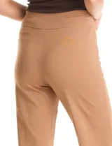 Pantalón de vestir color tostado, de corte wide leg y tiro alto, con pretina elástica ancha y diseño sin cierres.