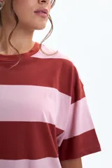 Remera de manga corta, corte boxy, con franjas horizontales en color rosa claro y bordó.