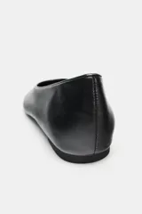 Bailarina plana de cuero negro con punta redonda y detalle de pespunte en la parte delantera.