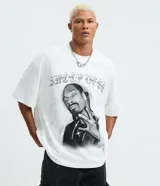 Remera oversized de algodón color blanco, con cuello redondo, mangas cortas y estampa frontal de Snoop Dogg en estilo aerografiado con tipografía gótica.