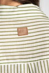 Camisa de corte oversize con estampado de rayas verticales, cuello clásico, cierre frontal con botones y bolsillo en el pecho. Presenta mangas largas con puños abotonados y un diseño fluido.