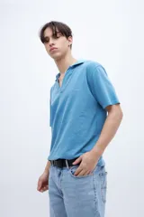 Chomba celeste de algodón lavado con cuello clásico y bordado en el pecho.