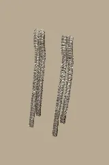 Aretes largos plateados con diseño de doble tira colgante, formados por hileras de cristales rectangulares engastados.