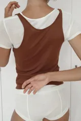 Musculosa marrón de corte recto y clásico, con escote redondo y tirantes anchos.