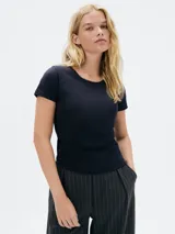 Camiseta de manga corta, corte ajustado (slim fit) y cuello redondo, color azul oscuro.