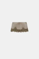 Shorts de tiro medio con cintura elástica, confeccionados en tejido con efecto lavado y bajo decorado con encaje a tono.