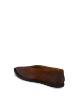 Zapato bajo marrón de cuero con punta fina y escote en V.