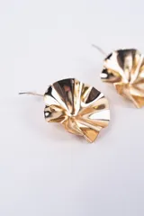 Aros de diseño abstracto con forma circular irregular y superficie ondulada con acabado metálico brillante.