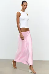 Falda midi color blanco hueso, de satén, corte al bies y cintura elástica.