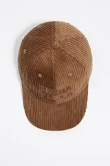 Gorra de diseño clásico confeccionada en tejido de pana, con visera curva y logo bordado en el frente.