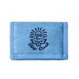 Billetera Rip Curl de tela denim celeste con logo bordado.