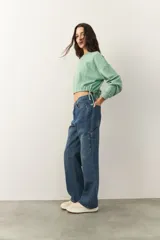 Buzo celeste cropped de manga larga con puños y cordones ajustables en la cintura.