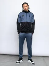 Canguro Umbro de hombre con cierre frontal completo, capucha y diseño bicolor en azul y negro. Presenta cortes en los hombros y mangas, y un logo de Umbro en el pecho.